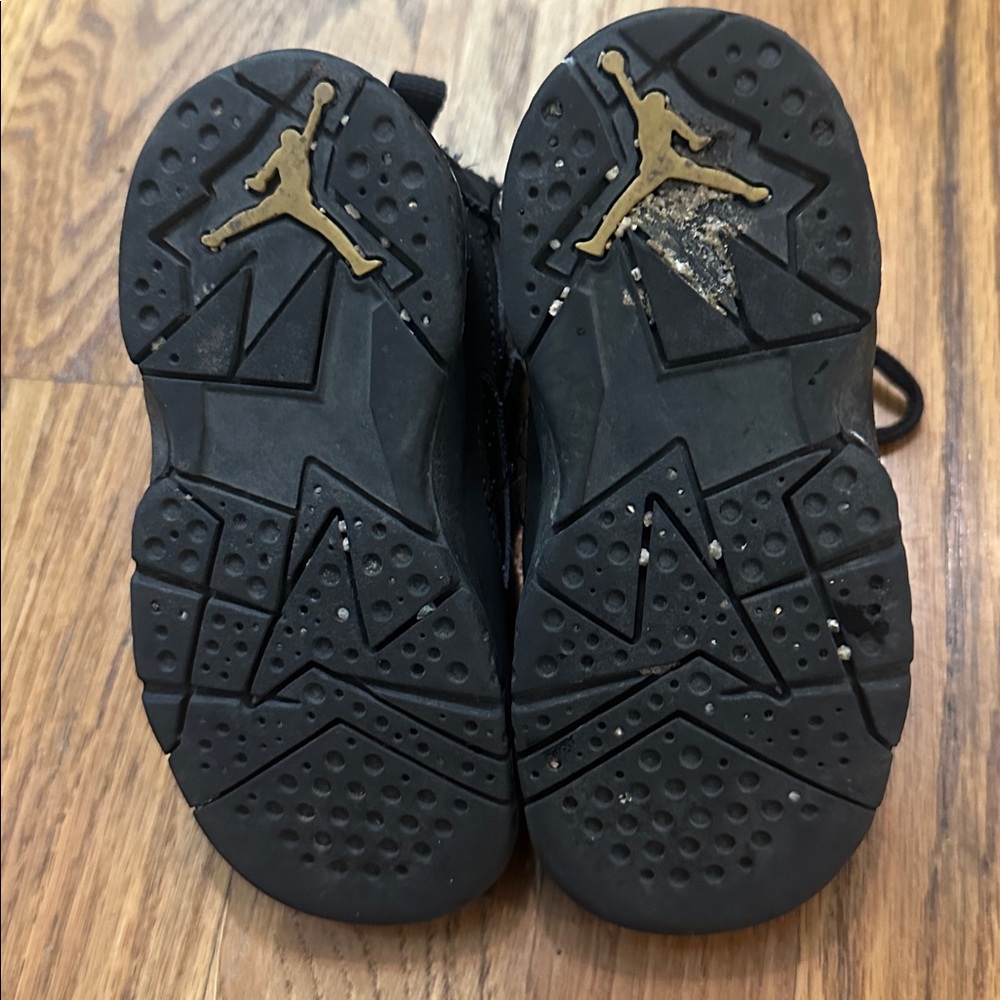 🛍️SAKE🛍Jordan True Flight Black Metallic Gold White High-Top Sneakers for Kids - Picture 6 of 6